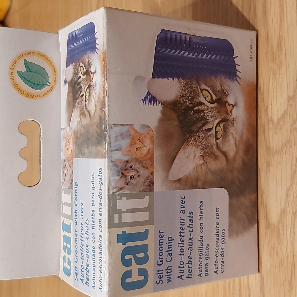 HOST PICK**Cat self groomer with catnip